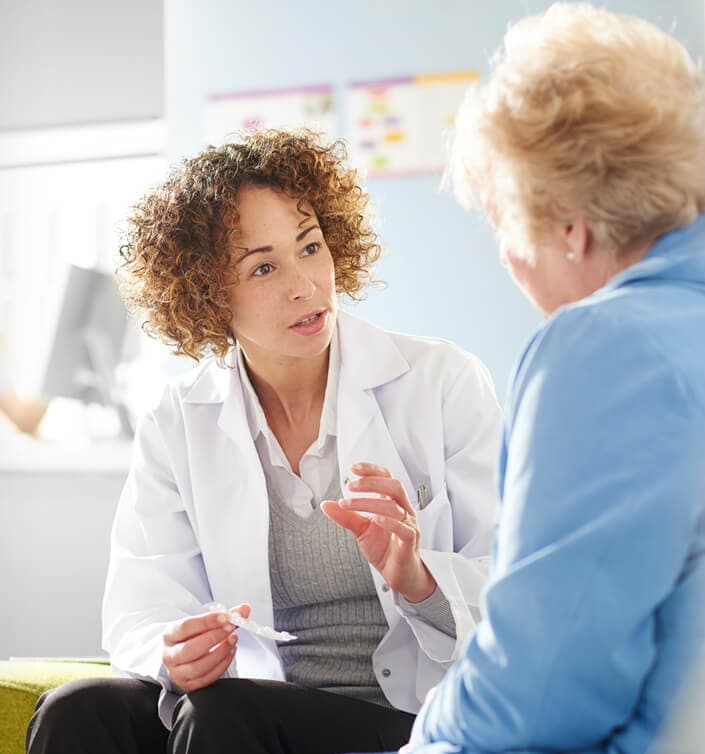 Profissional de saúde atendendo paciente